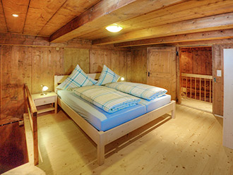 Schlafzimmer mit Doppelbett