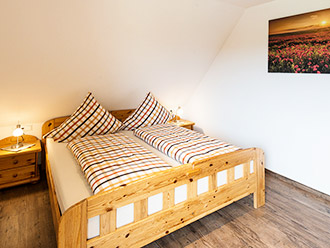 Schlafzimmer mit Doppelbett