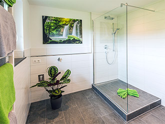 Bad mit Dusche, Doppelwaschbecken und WC