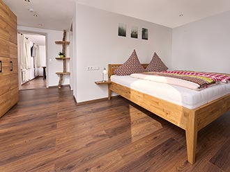 Schlafzimmer mit Doppelbett