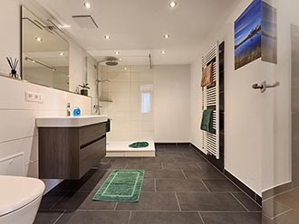 Bad mit Dusche und WC